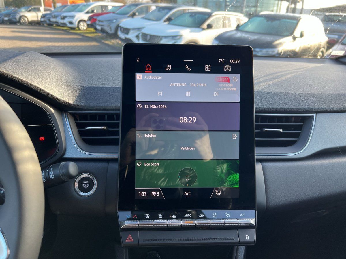Renault Infotainment-Display mit OpenR Link Touchscreen im Innenraum eines Händlerfahrzeugs