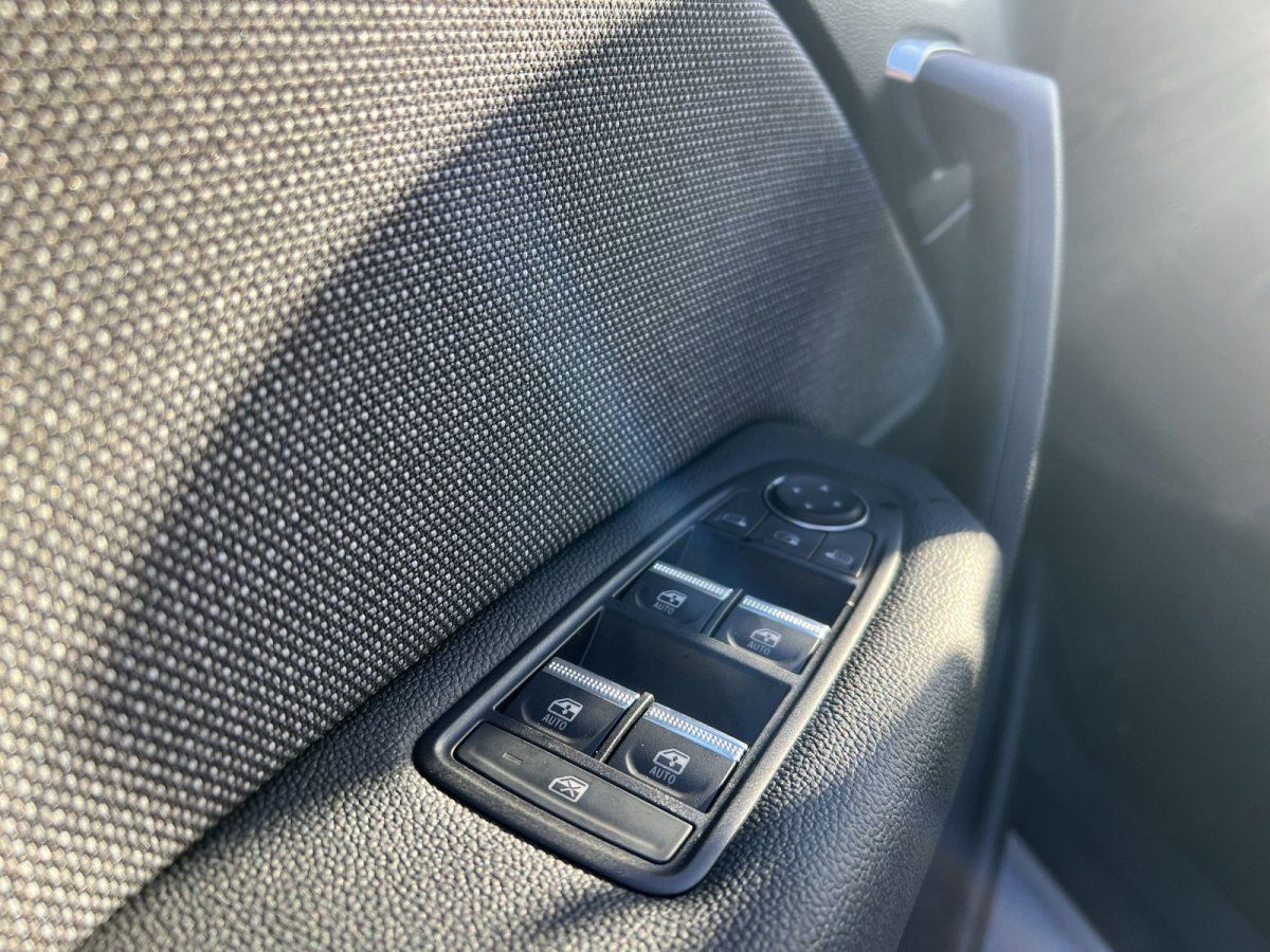 Fahrzeuginnenraum mit Seitenspiegel im Autohaus-Showroom