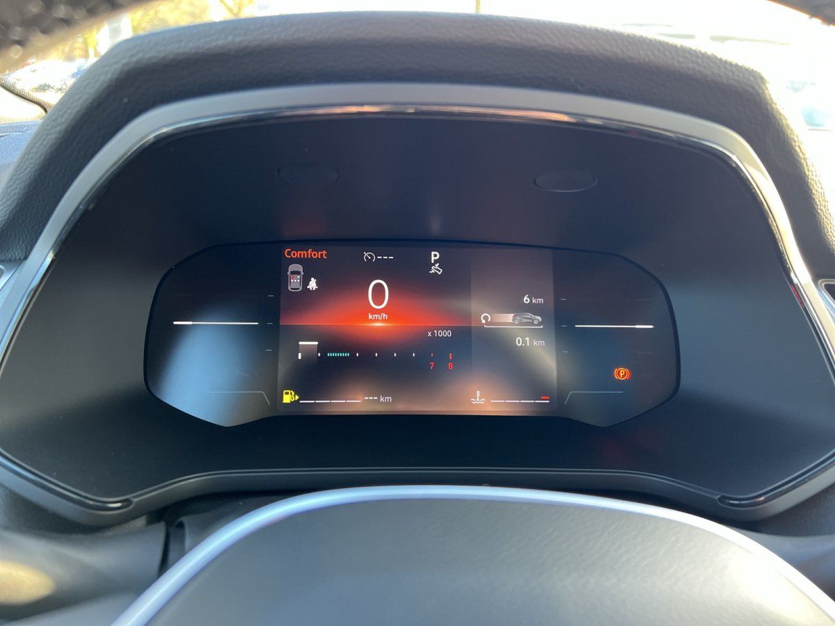 Renault Fahrzeug Innenraum Armaturenbrett mit digitalem Kombiinstrument im Comfort-Modus
