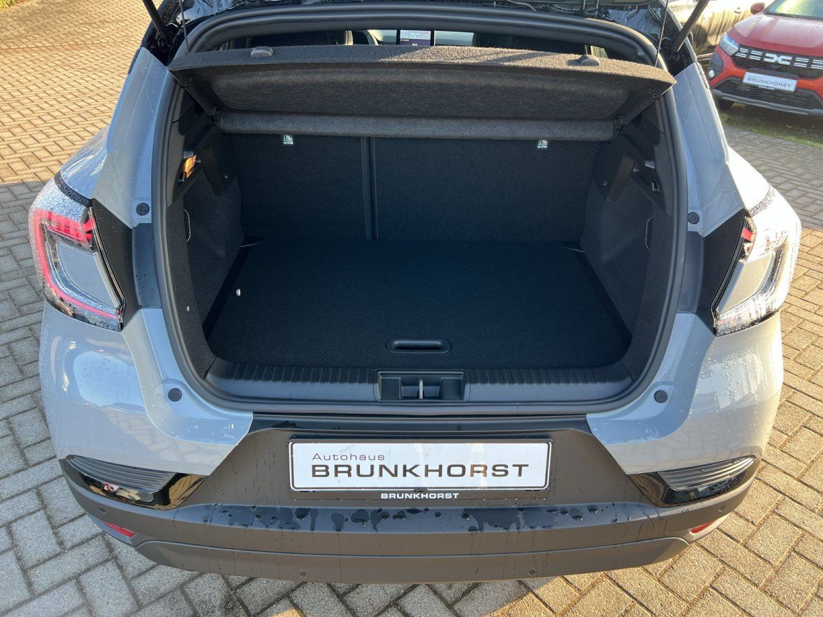 Grauer Renault Clio Kofferraum geöffnet im Autohaus Brunkhorst Showroom