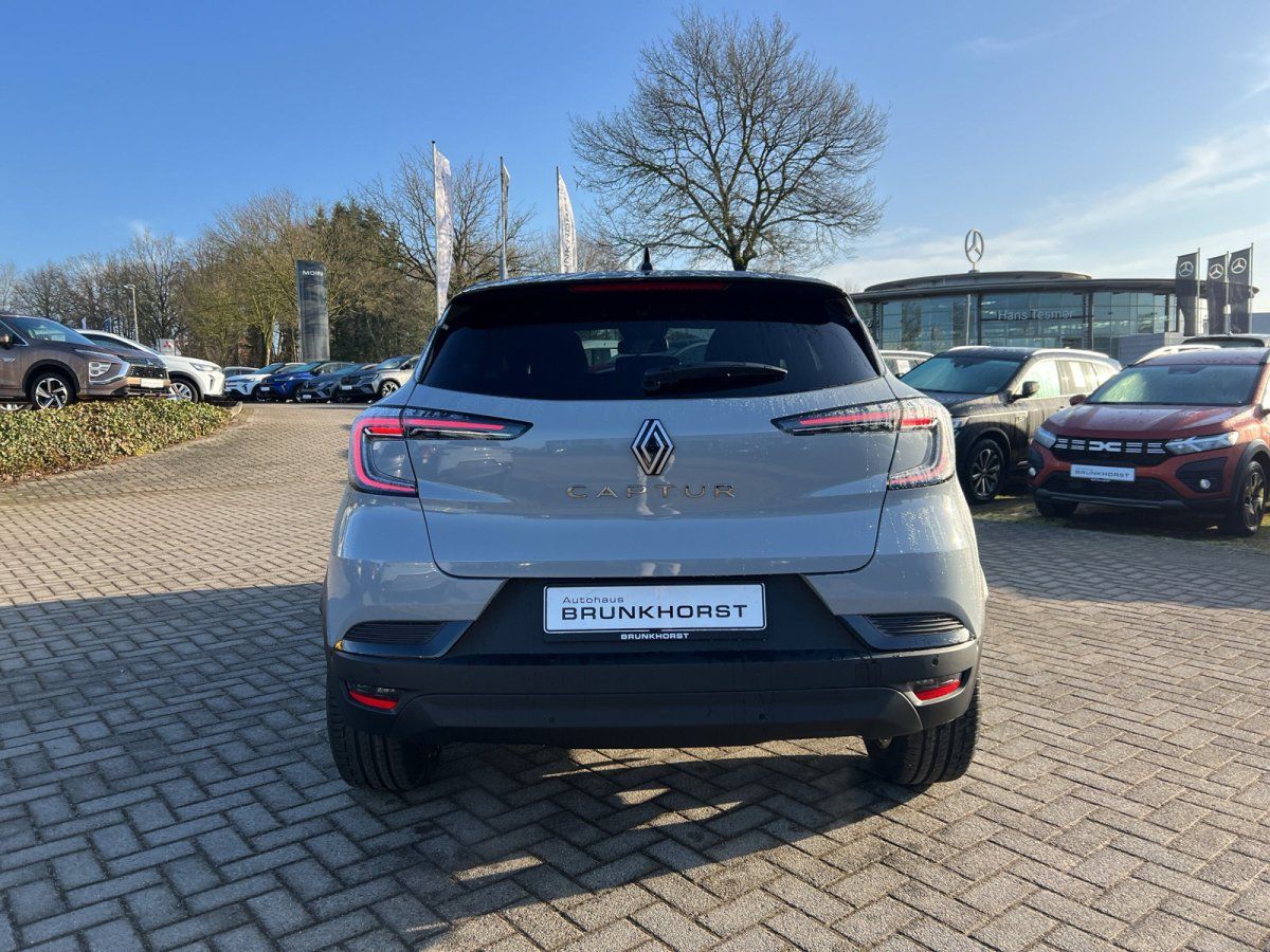 Renault Captur Heckansicht in Grau im Autohaus Brunkhorst Showroom