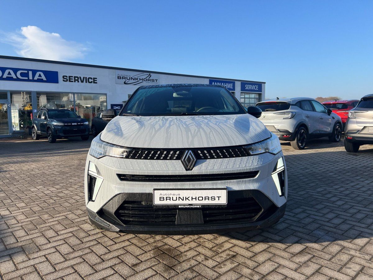 Renault Scenic E-Tech in Weiß – Frontansicht im Autohaus Brunkhorst Showroom