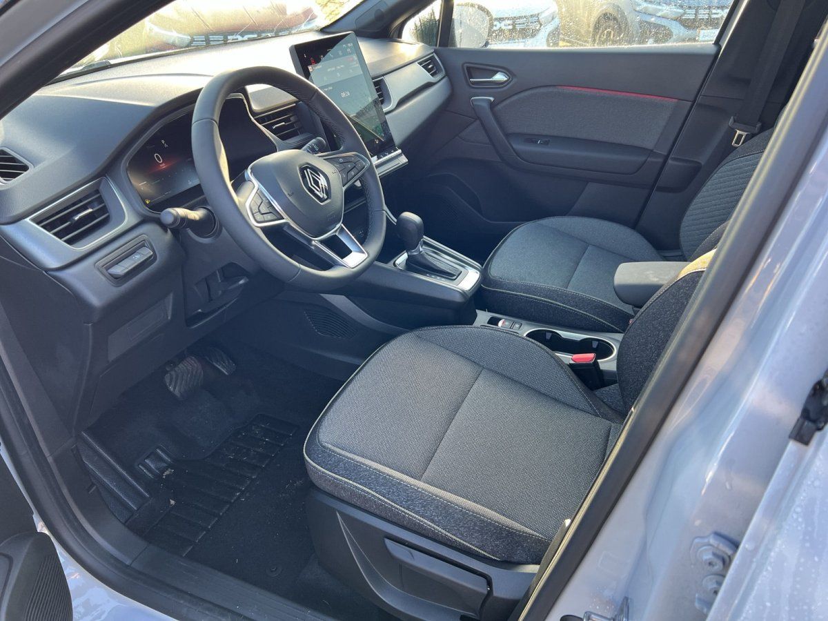 Renault Innenraum mit schwarzen Stoffsitzen, modernem Cockpit und großem Touchscreen