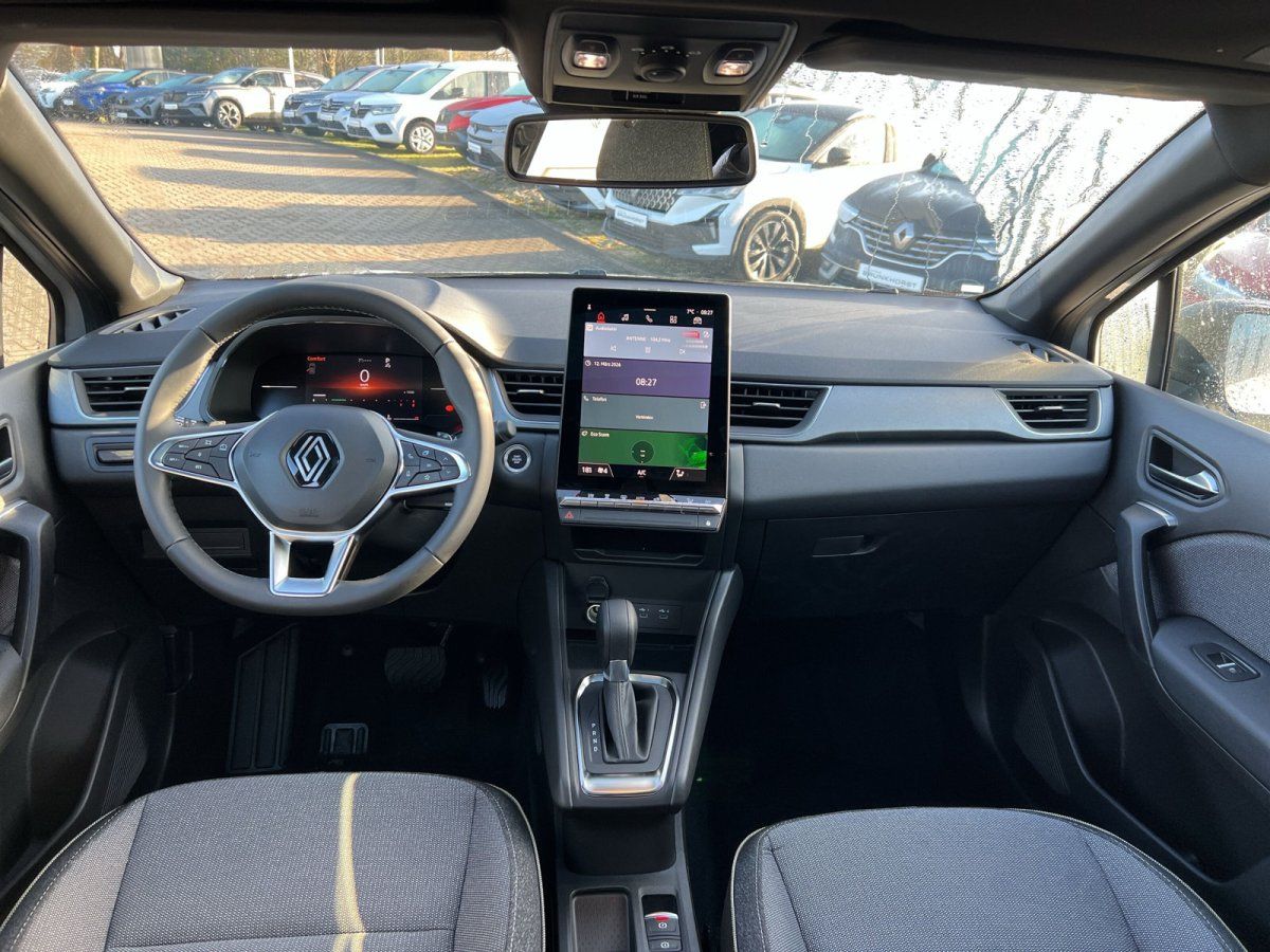 Renault Innenraum mit Lenkrad, Touchscreen und Automatikgetriebe im Autohaus