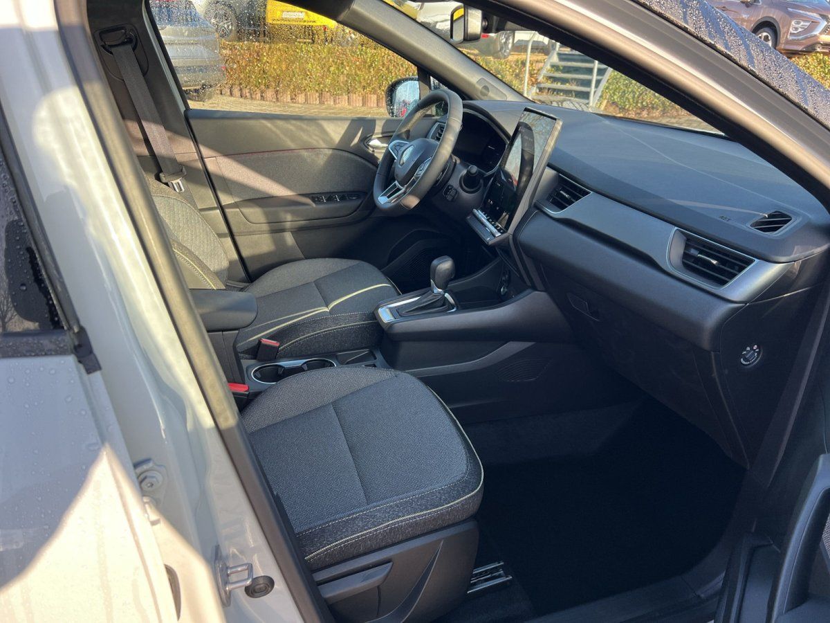 Fahrzeug Innenraum mit schwarzen Stoffsitzen, Automatikgetriebe und großem Touchscreen-Display