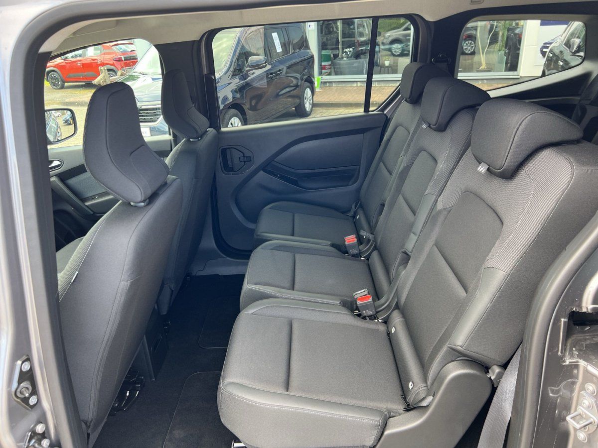 Fahrzeug Innenraum Rücksitzbank mit schwarzen Stoffsitzen und Sicherheitsgurten im Autohaus