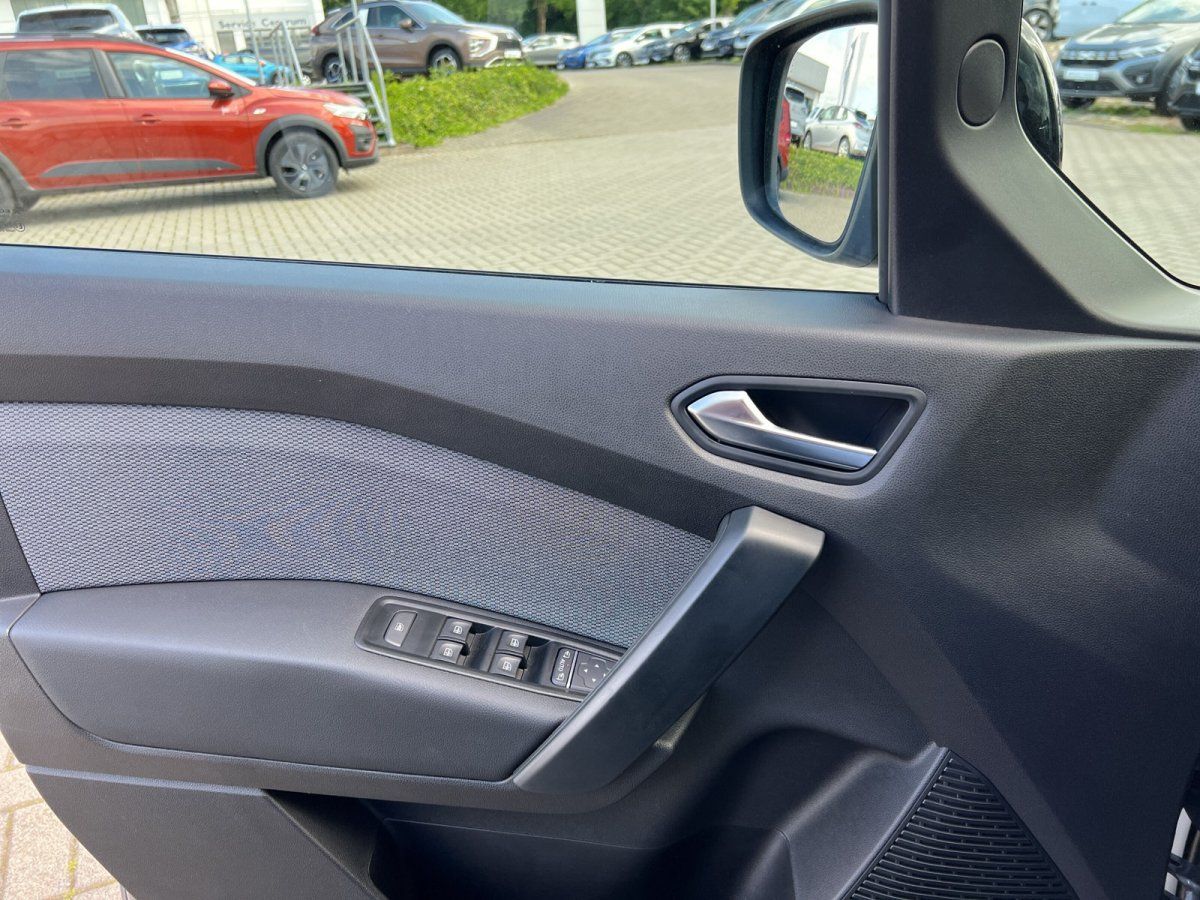 Fahrzeuginnenraum Fahrertür mit Fensterheber und Türverkleidung im Autohaus