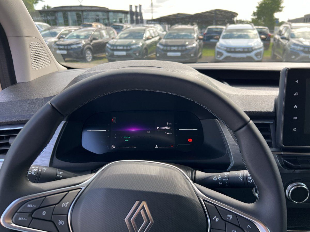 Renault Innenraum mit digitalem Kombiinstrument und Lenkrad in modernem Autohaus