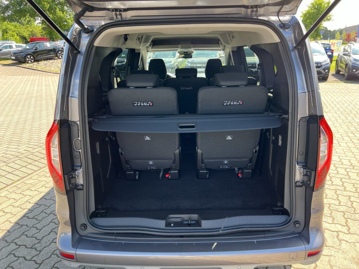 Mercedes-Benz Van Kofferraum geöffnet mit Sitzreihen im Autohaus