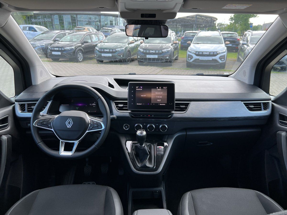 Renault Kangoo Innenraum mit Touchscreen, Schaltgetriebe und modernem Cockpit im Autohaus