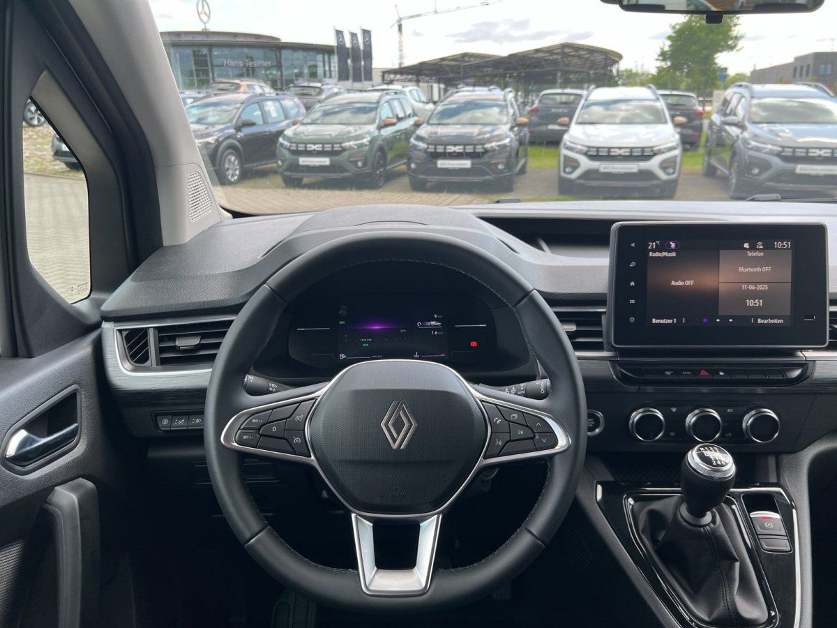 Renault Innenraum mit Lenkrad, Digitalanzeige und Touchscreen-Infotainment im Autohaus