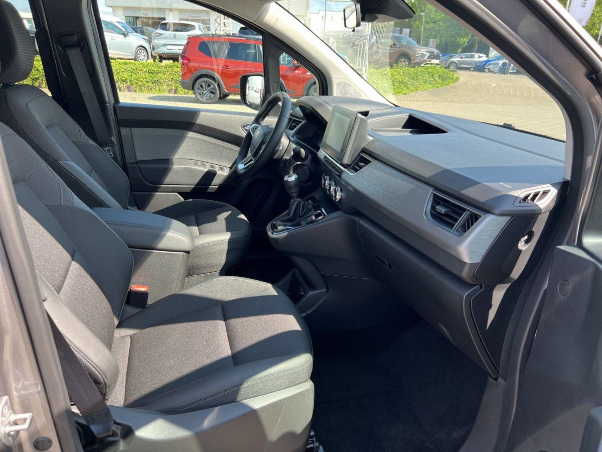 Renault Kangoo Innenraum – Fahrersitz, Armaturenbrett und Mittelkonsole in modernem Design