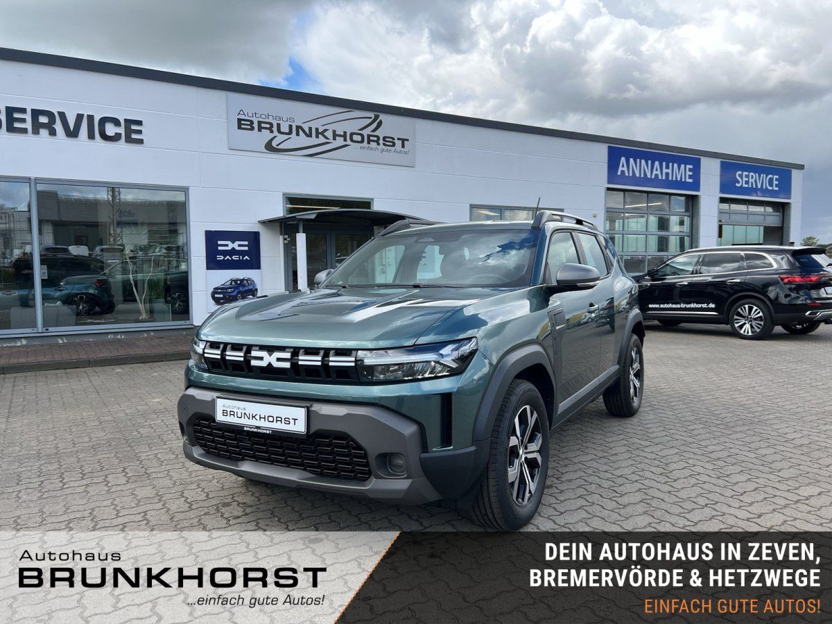 Dacia Duster SUV in Dunkelgrün im Autohaus Brunkhorst Showroom