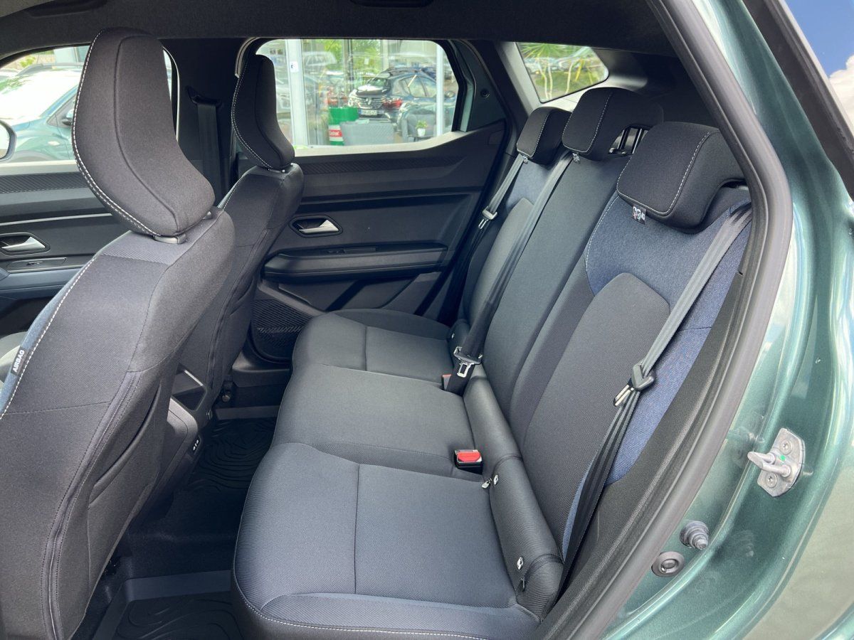 Innenraum Rücksitzbank eines grünen SUV mit schwarzen Stoffsitzen im Autohaus