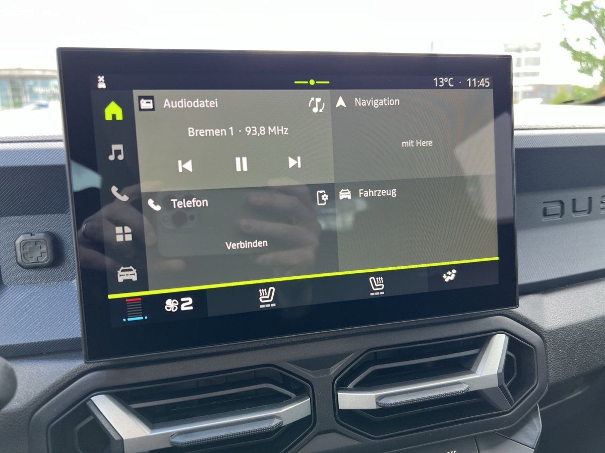 Renault Espace QU3 Innenraum mit Infotainment-Display im Autohaus