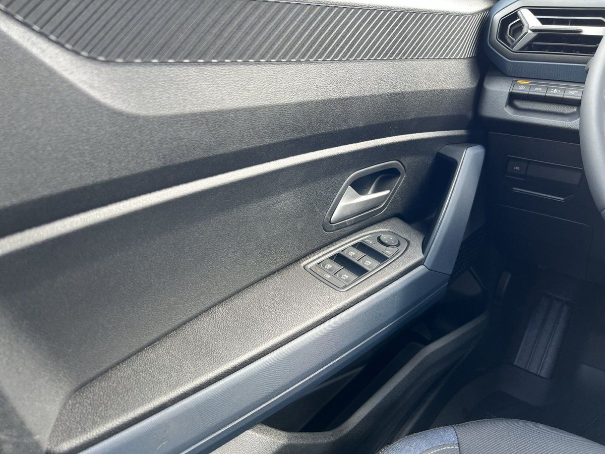 VW Fahrzeug Innenraum Fahrertür mit Fensterheber und Türverkleidung im Autohaus