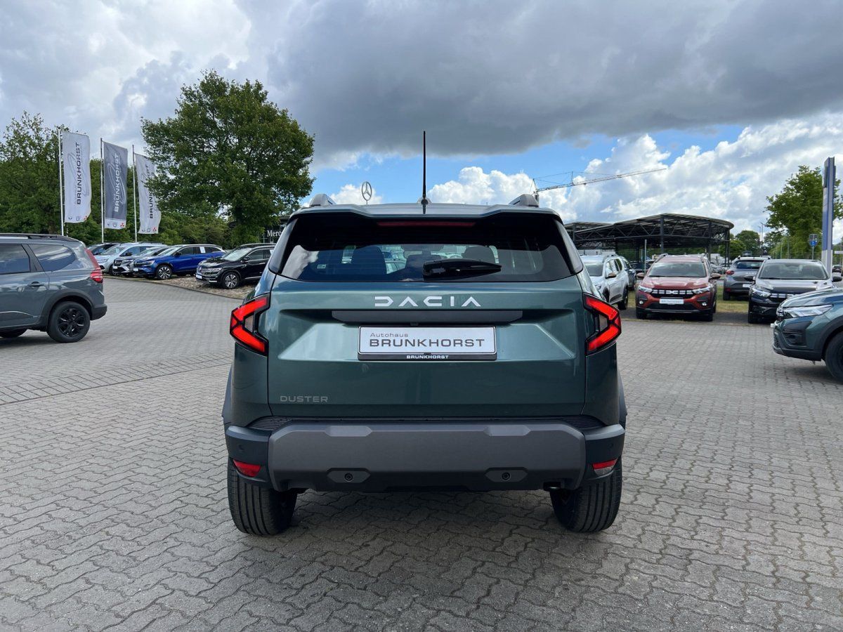 Dacia Duster SUV in Dunkelgrün von hinten im Autohaus Brunkhorst Showroom