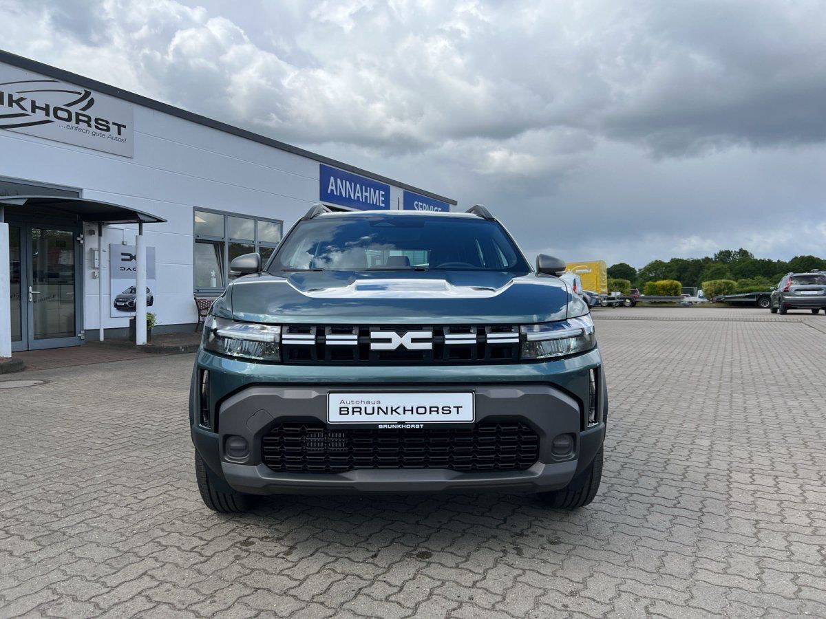 Dacia Duster SUV in Dunkelgrün Frontansicht im Autohaus Brunkhorst Showroom