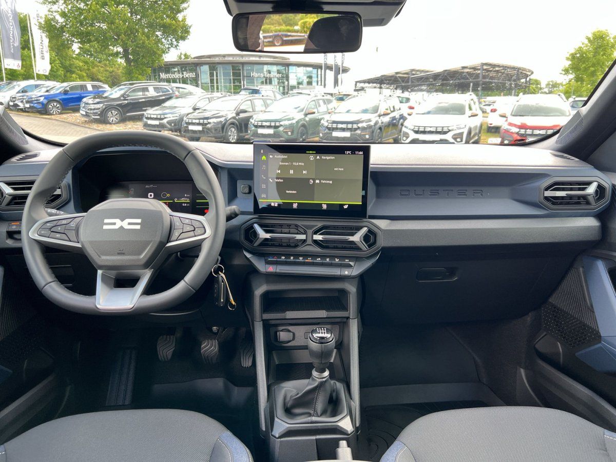 Dacia Duster Innenraum mit Lenkrad, Touchscreen und Schaltgetriebe im Autohaus