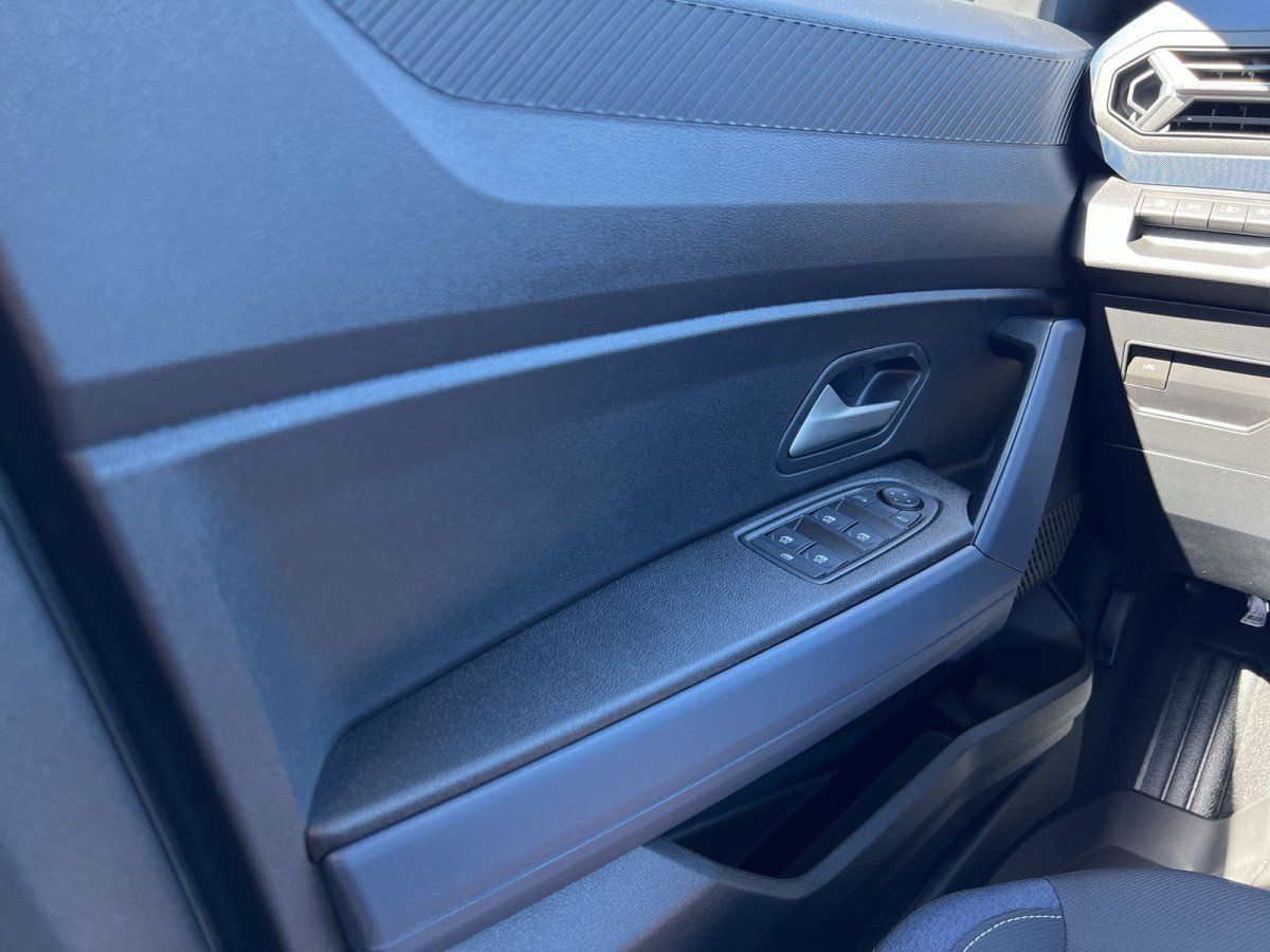 Fahrzeug Innenraum Türverkleidung mit Fensterheber-Schalter im Autohaus