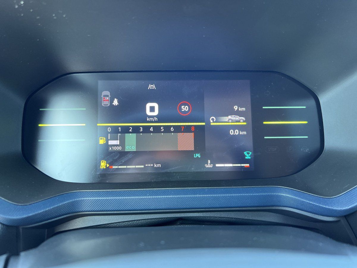 Digitales Kombiinstrument Innenraum mit LPG-Anzeige in Volkswagen Autohaus