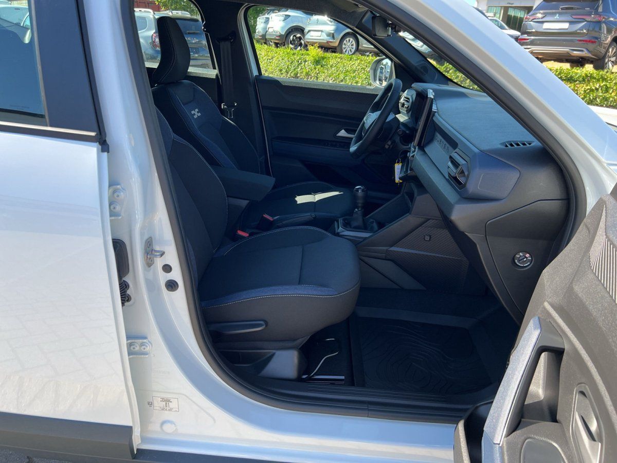 Fahrzeug Innenraum mit schwarzen Ledersitzen und modernem Cockpit im Autohaus