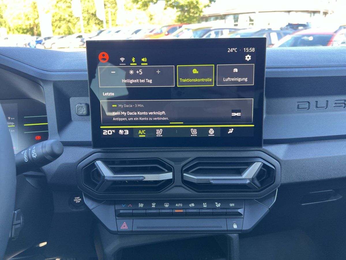 Dacia Innenraum Cockpit mit Infotainment-Display in einem modernen Autohaus