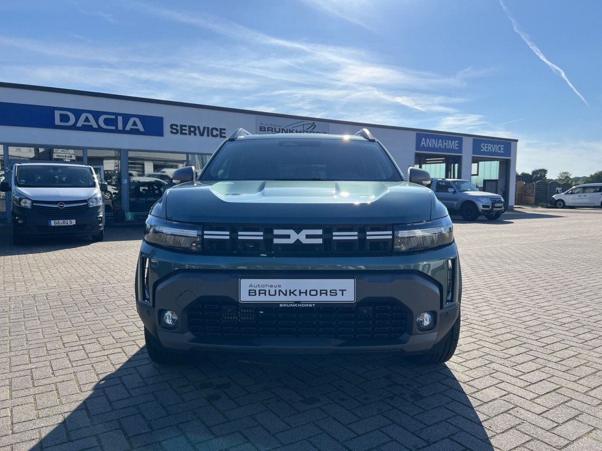 Dacia Duster SUV in Grün Frontansicht im Autohaus Brunkhorst Showroom