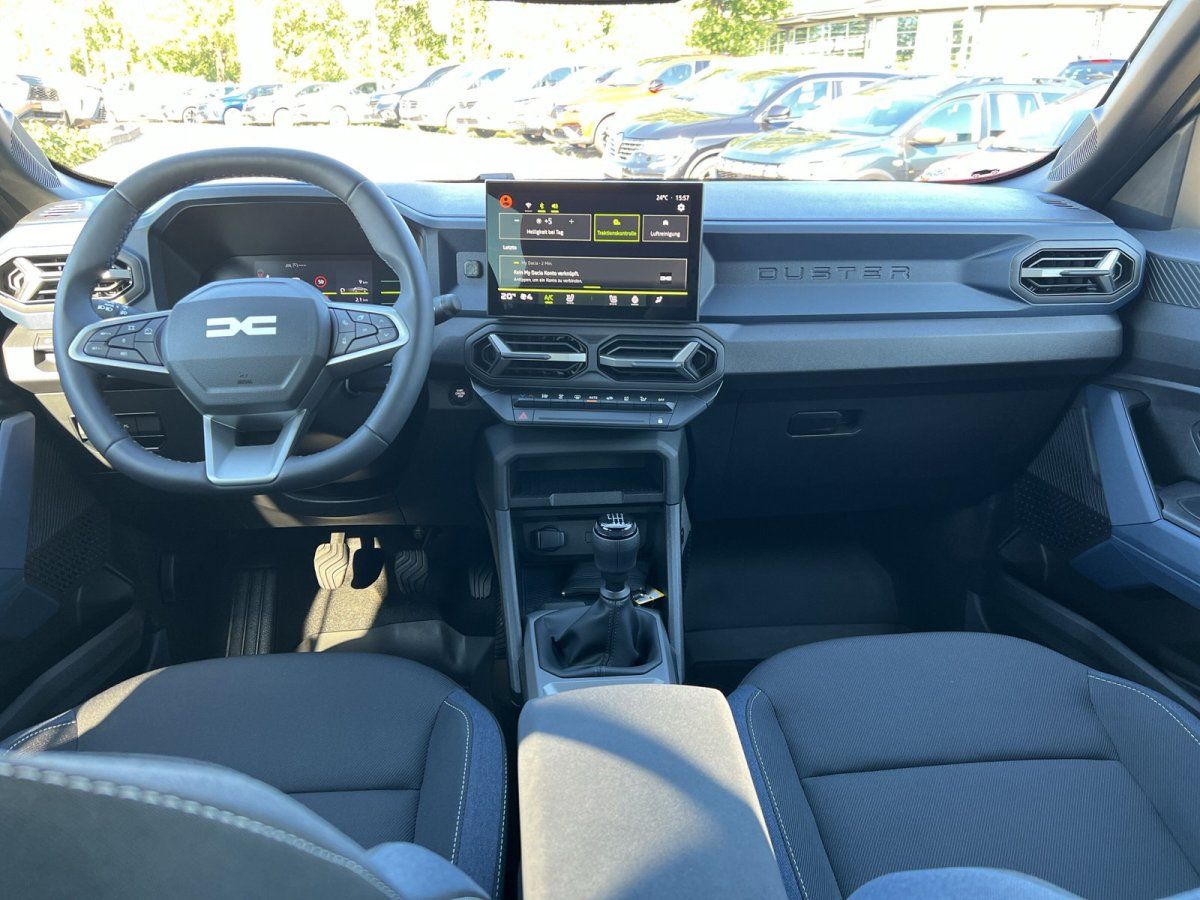 Dacia Duster Innenraum mit Touchscreen, Lenkrad und manuellem Getriebe im Autohaus