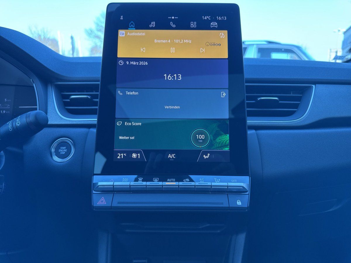 Renault Innenraum mit vertikalem Touchscreen-Infotainmentsystem im Autohaus