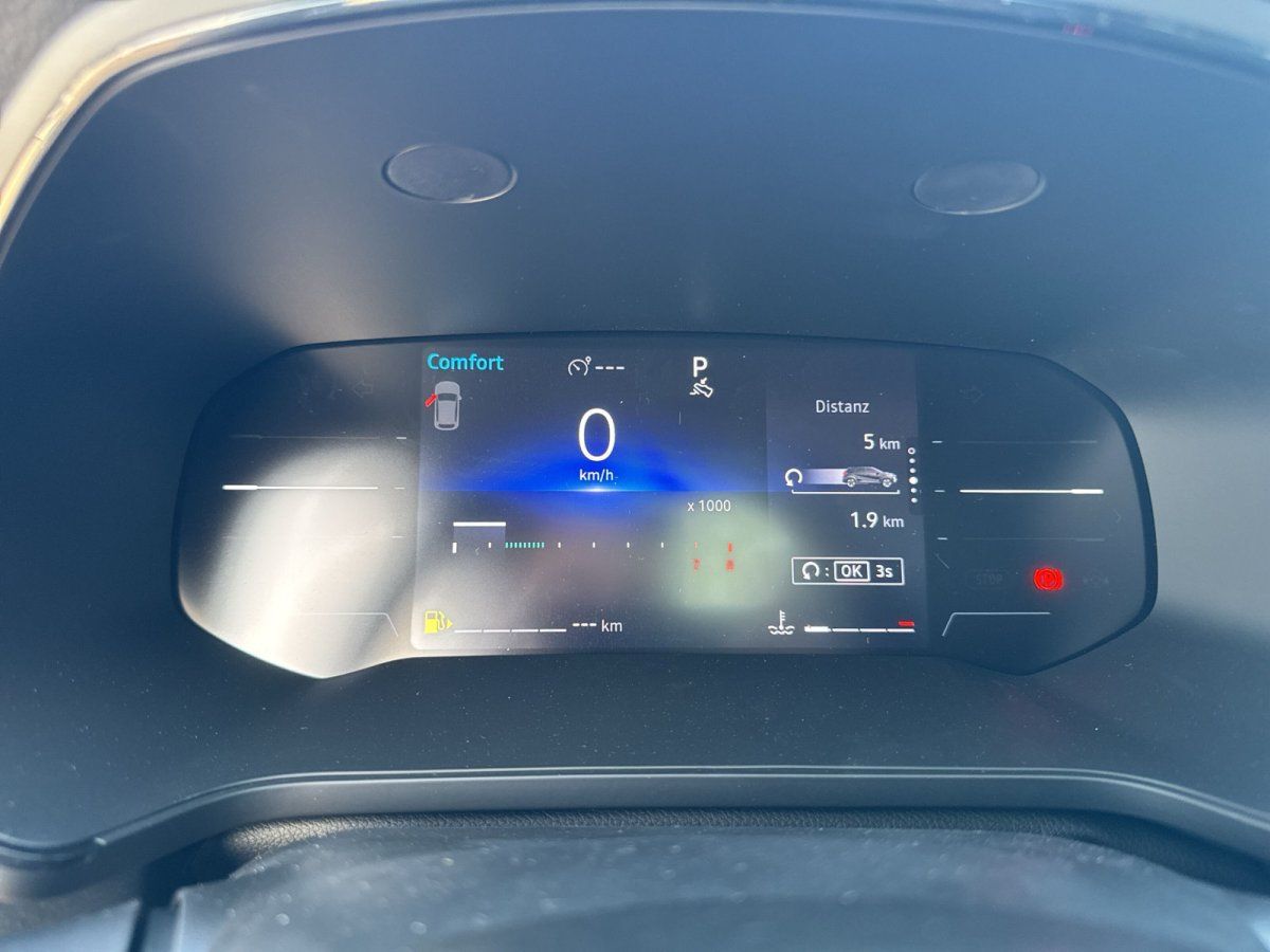 Volkswagen Innenraum mit digitalem Cockpit im VW Autohaus Showroom