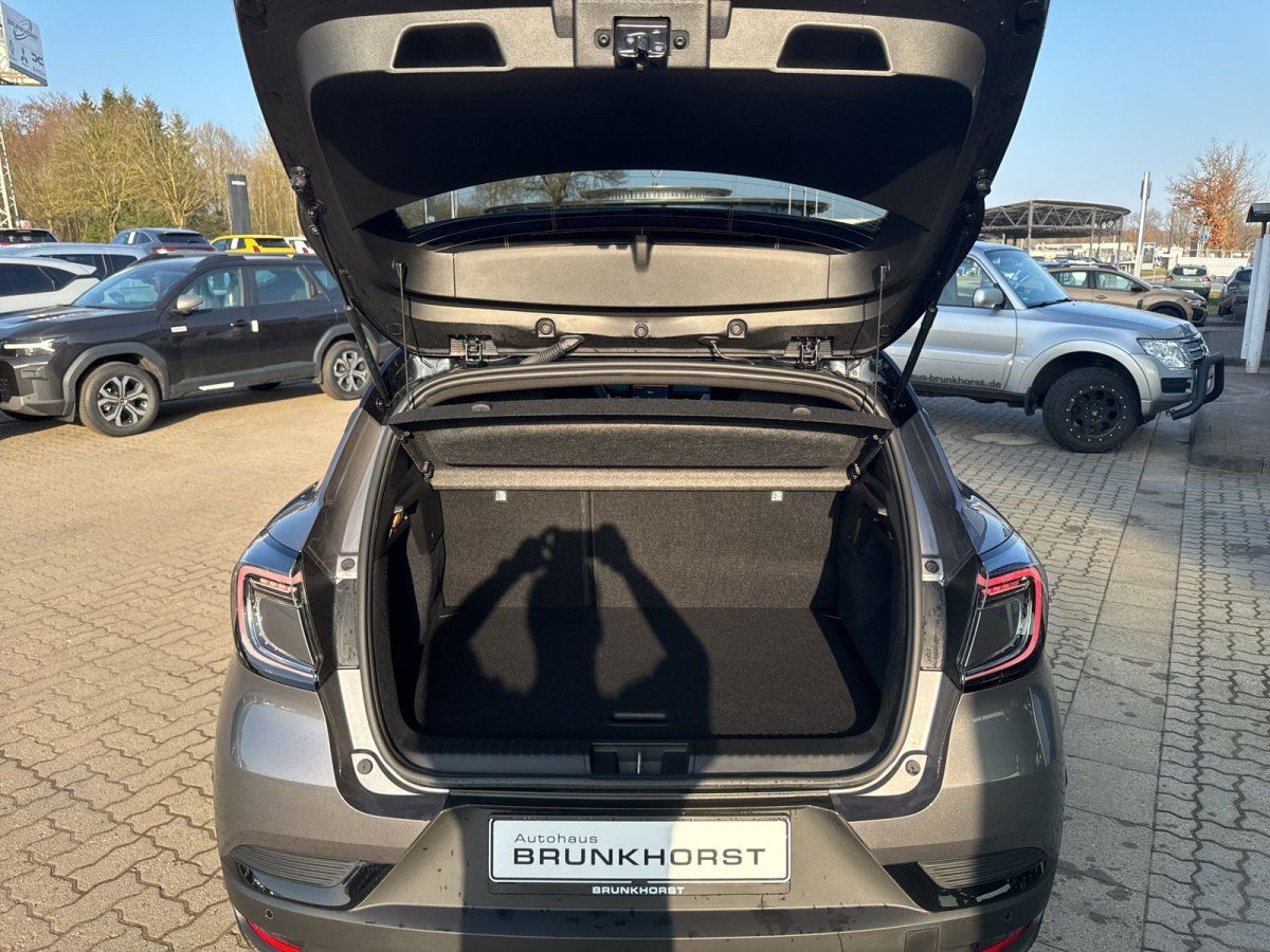 Grauer Kompakt-SUV mit geöffnetem Kofferraum im Autohaus Brunkhorst Showroom