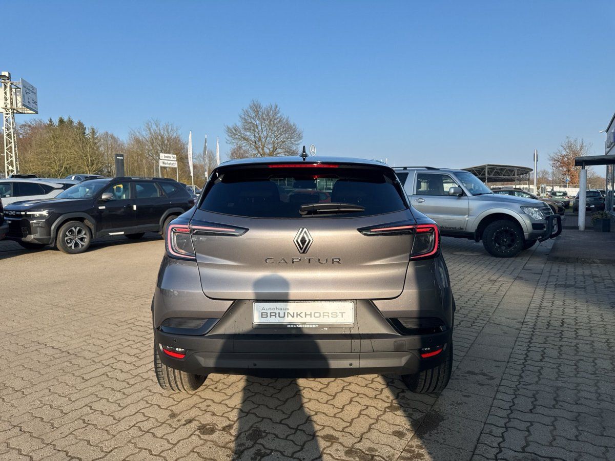 Renault Captur grau Heckansicht im Autohaus Brunkhorst Showroom