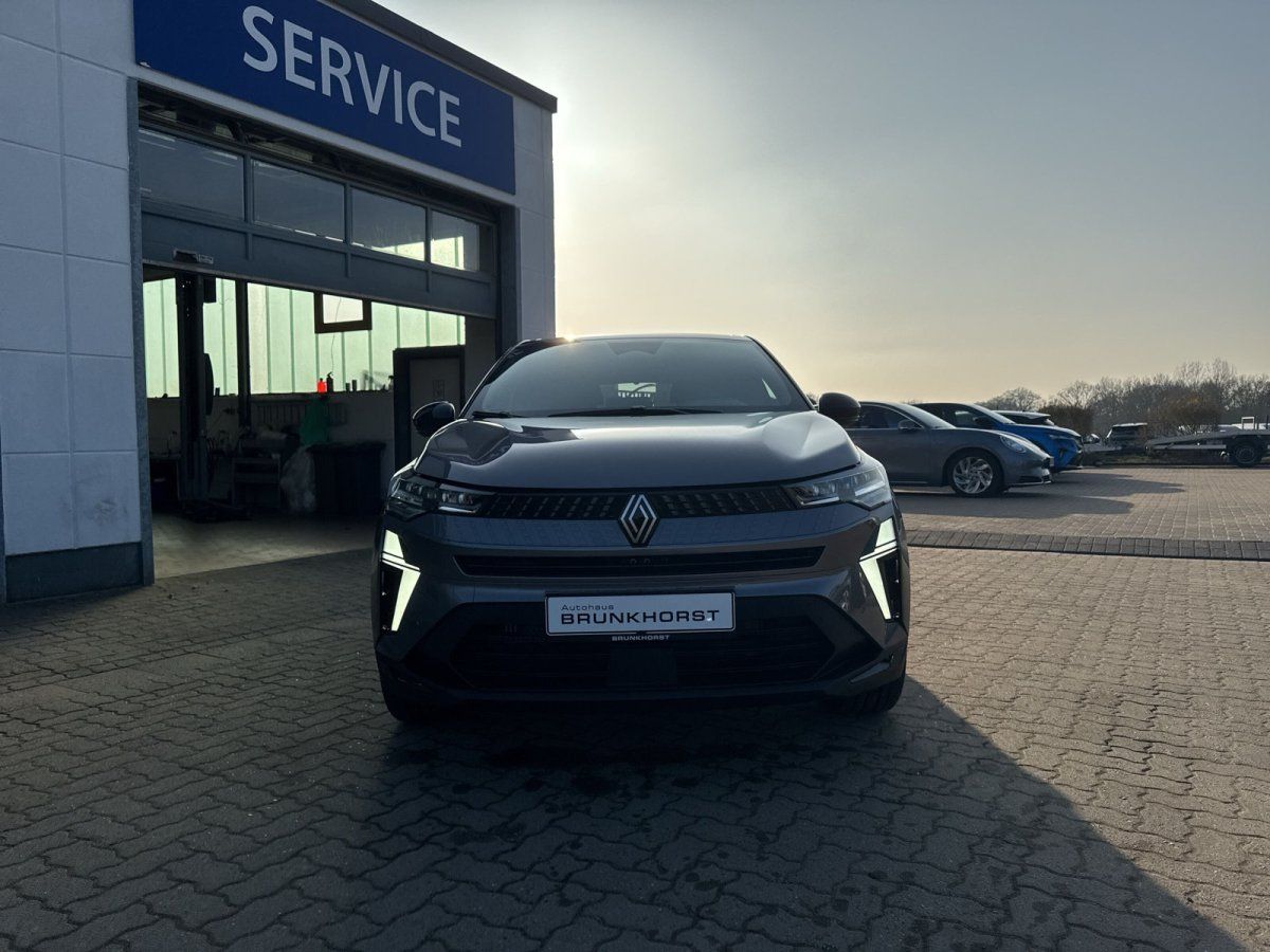 Renault SUV Frontansicht in grau im Autohaus Brunkhorst Showroom