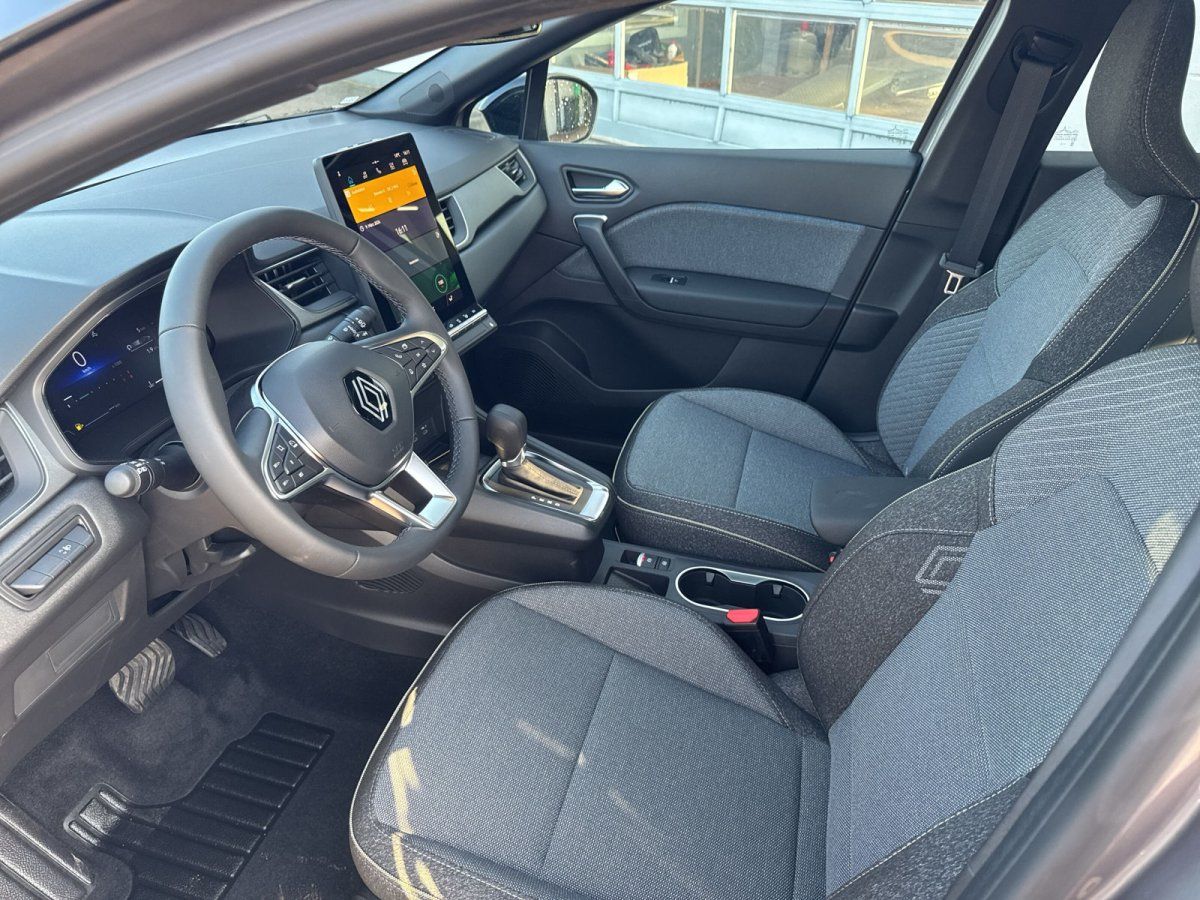 Renault Innenraum mit digitalem Cockpit, Touchscreen-Navigation und grauen Stoffsitzen