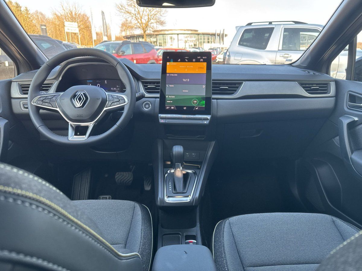 Renault Innenraum mit großem Touchscreen, Lenkrad und Automatikgetriebe im Autohaus