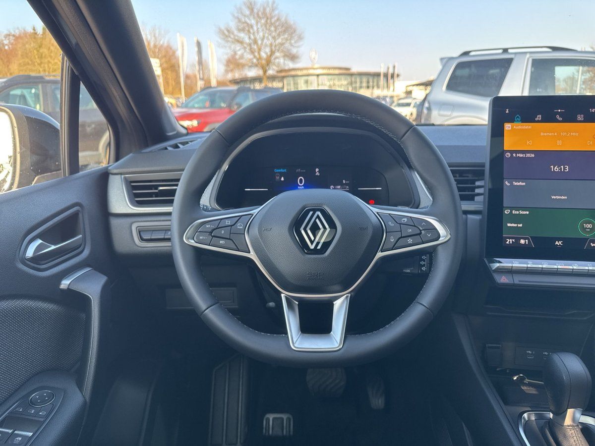 Renault Innenraum mit Lenkrad und großem Touchscreen-Infotainmentsystem im Autohaus