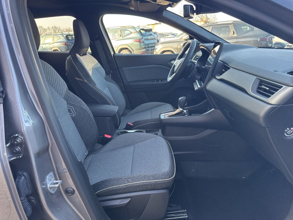 Innenraum eines grauen SUV mit schwarzen Stoffsitzen und Mittelkonsole im Autohaus