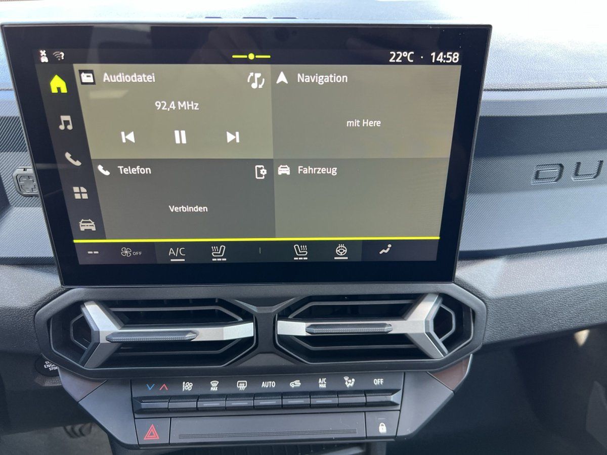 Infotainment-Touchscreen im Fahrzeug-Innenraum mit Navigation, Audio und Klimasteuerung