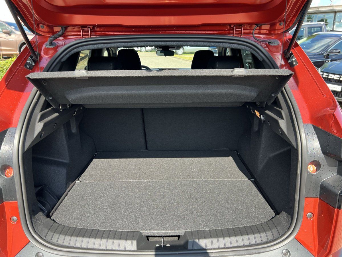 Roter MG Kompakt-SUV offener Kofferraum Innenansicht im Autohaus Showroom