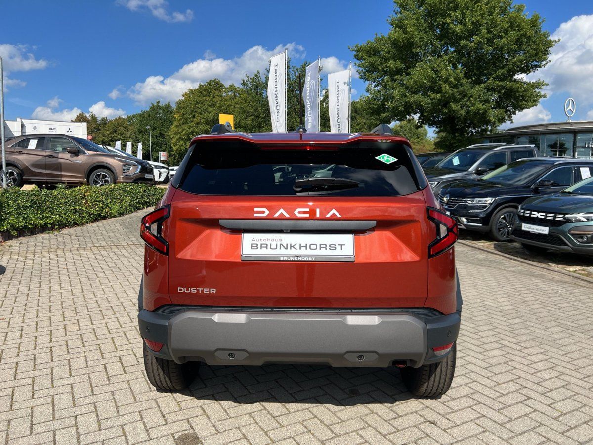 Dacia Duster in Orange Heckansicht im Autohaus Brunkhorst Showroom