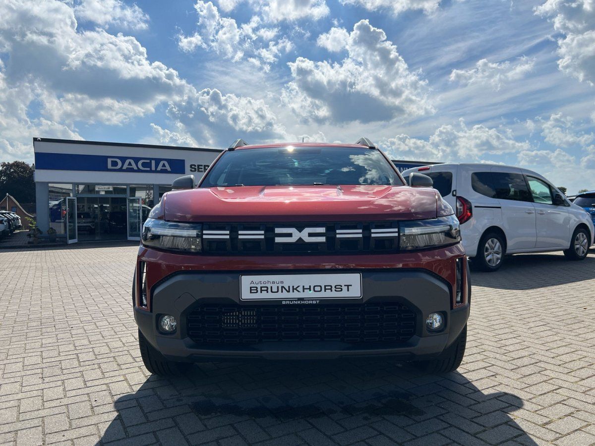 Roter Dacia Duster Frontansicht im Autohaus Brunkhorst Showroom