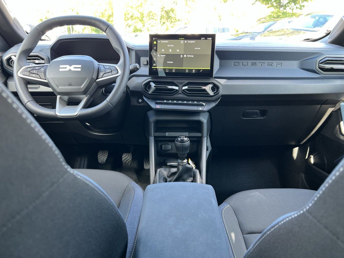 Dacia Duster Innenraum Cockpit mit Lenkrad Touchscreen und Schaltgetriebe im Autohaus