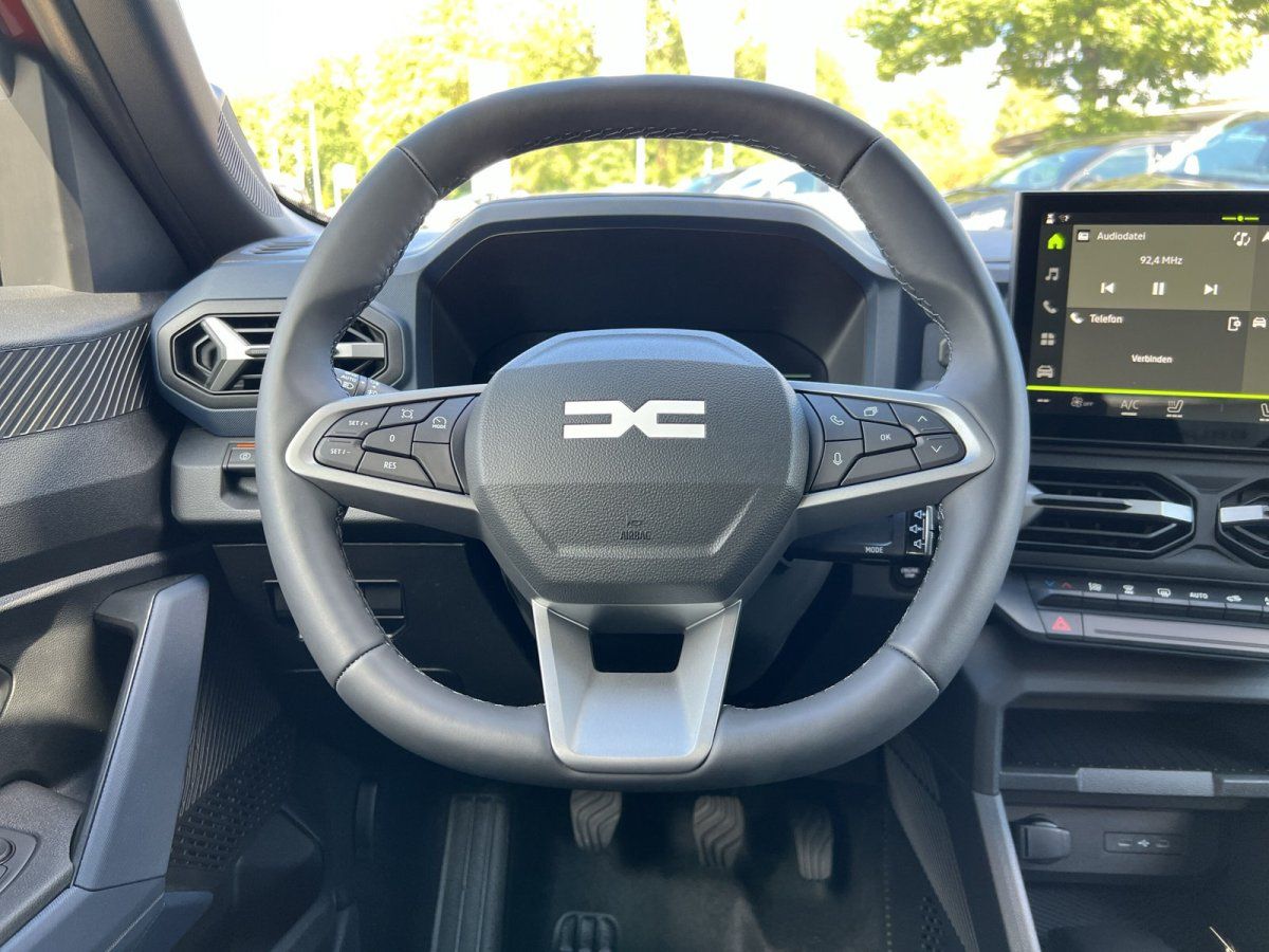 Dacia Lenkrad mit DC-Logo und Multifunktionstasten Innenraum Cockpit Ansicht