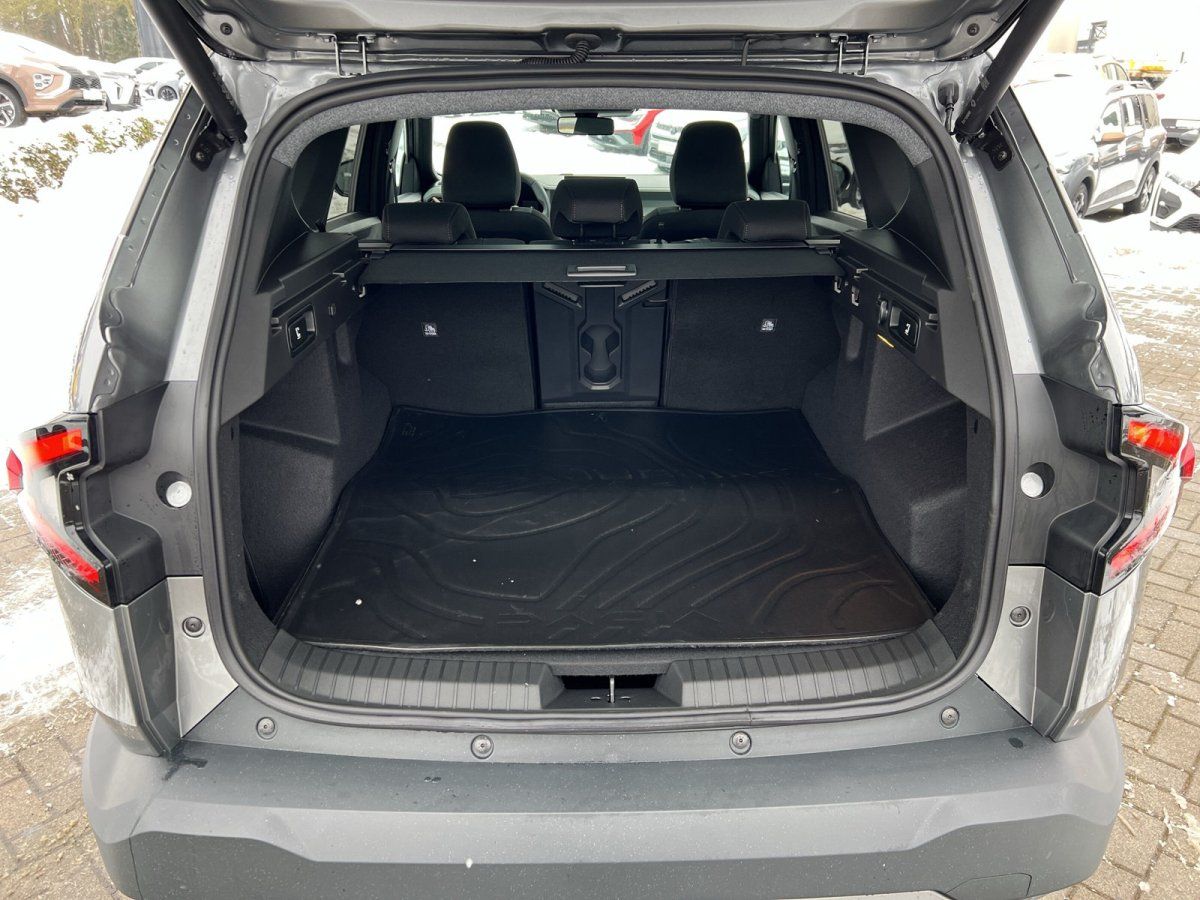 Grauer SUV Kofferraum geöffnet mit Gummimatte in Autohaus