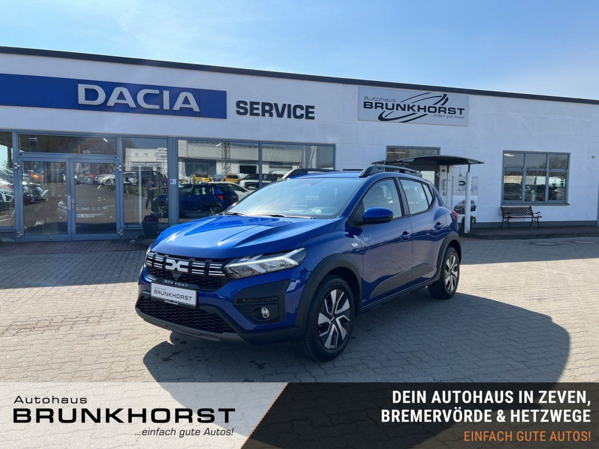 Blauer Dacia SUV im modernen Autohaus Showroom - Seitenansicht mit elegantem Design