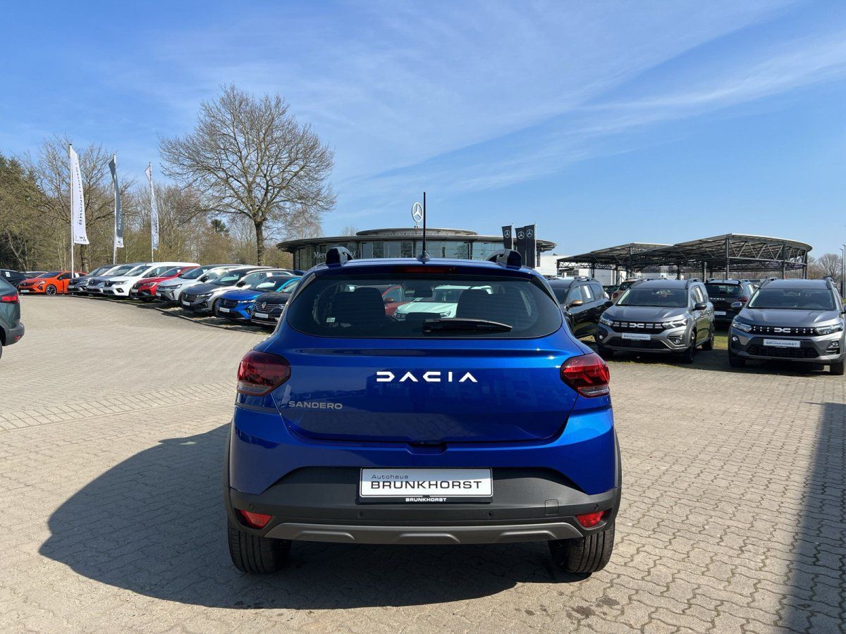 Dacia Sandero blau Heckansicht im Autohaus - kompakter Kleinwagen mit BRUNKHORST Kennzeichen