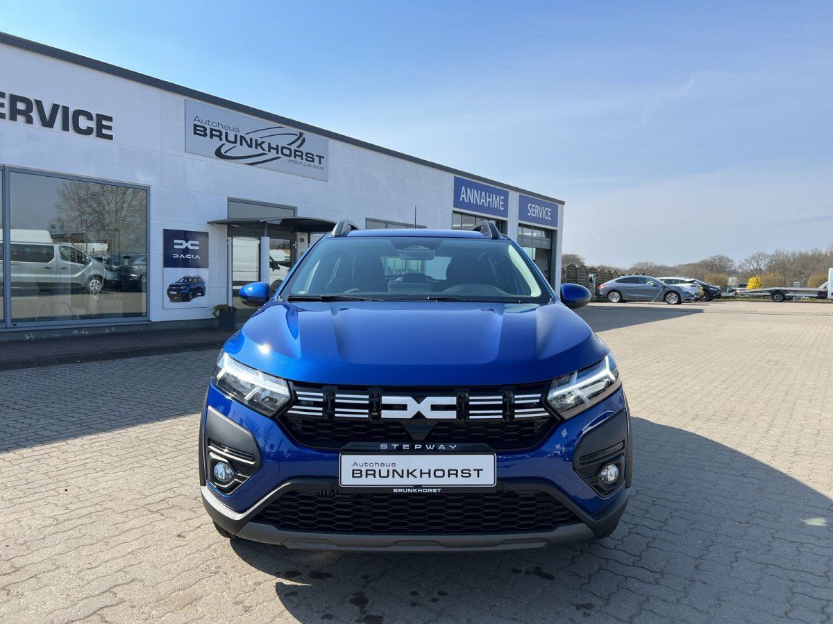 Dacia Stepway blau Frontansicht im Showroom - moderner Crossover mit LED-Scheinwerfern