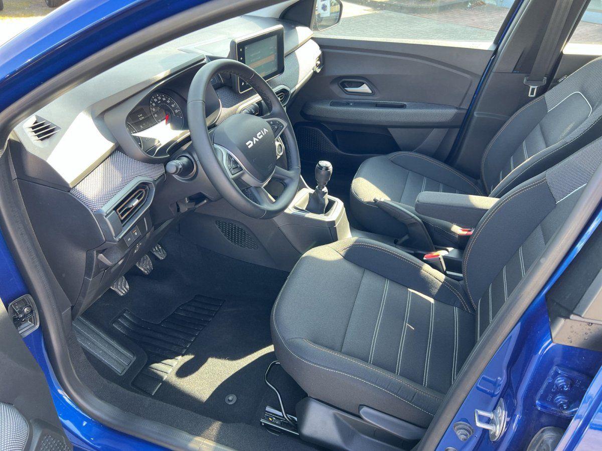 Dacia Innenraum schwarz-grau mit Schaltgetriebe - ergonomisches Cockpit und Komfortsitze