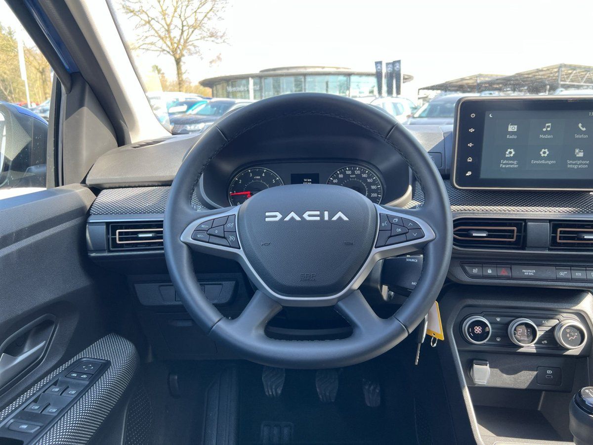Dacia Cockpit mit Lenkrad, Tacho und Infotainment-Display im Innenraum